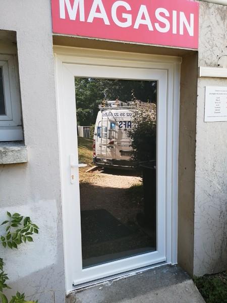 Installation de porte d'entrée dans un commerce près de Montivilliers