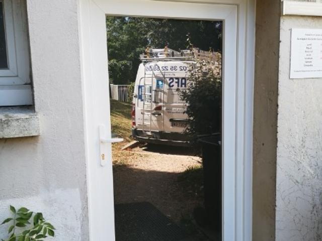 Installation de porte d'entrée dans un commerce près de Montivilliers