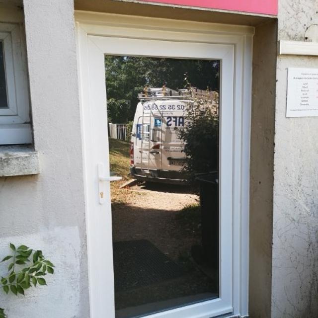 Installation de porte d'entrée dans un commerce près de Montivilliers